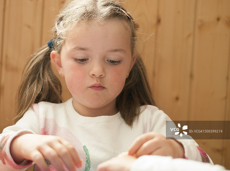 室内金发小女孩肖像图片素材