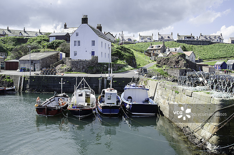苏格兰边界圣艾布斯港的渔船图片素材