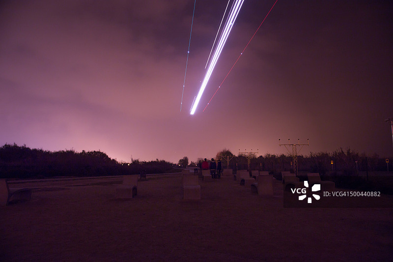 飞机在巴塞罗那埃尔普拉特机场夜间降落（长曝光）图片素材