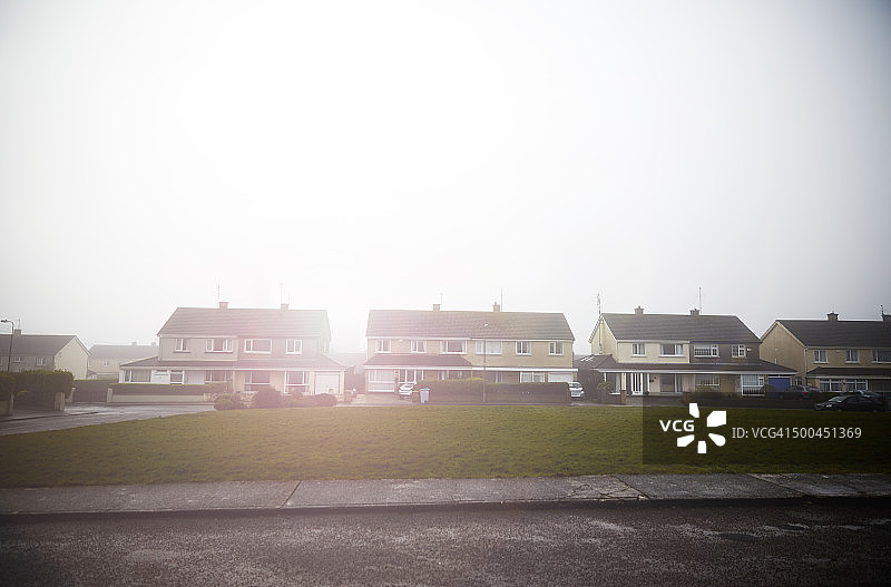 爱尔兰雾中的住宅区图片素材