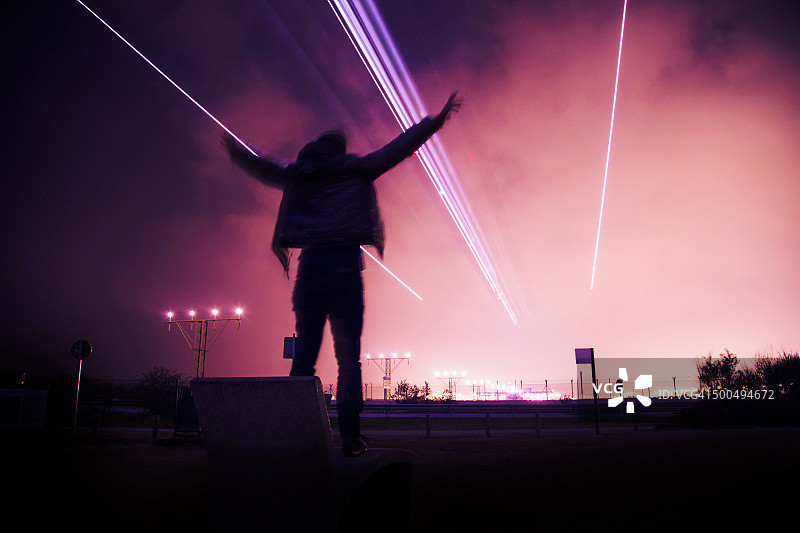 在巴塞罗那埃尔普拉特机场夜间降落的飞机图片素材