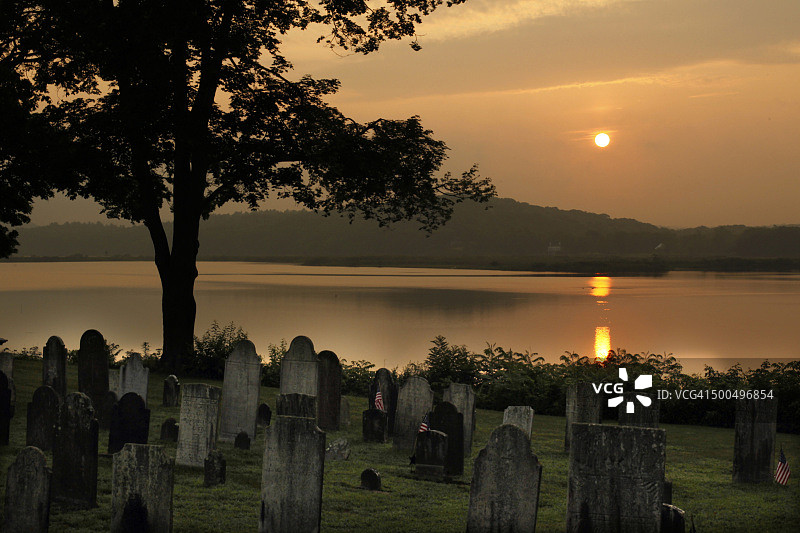 康涅狄格河日出与墓地前景图片素材