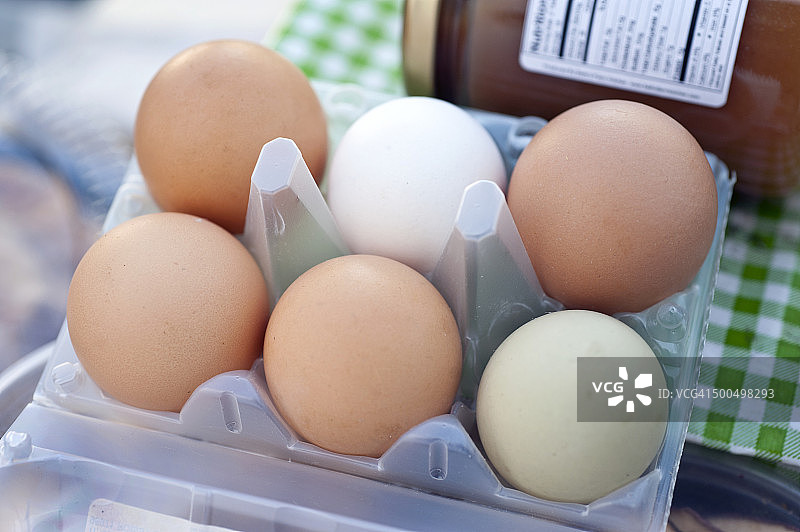 农贸市场上的半打新鲜有机鸡蛋图片素材