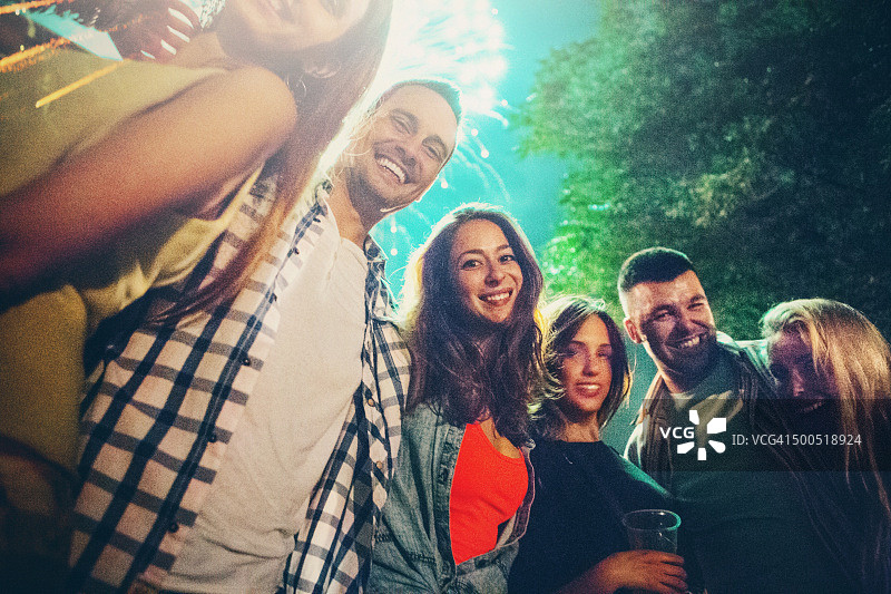 人们燃放烟花庆祝图片素材