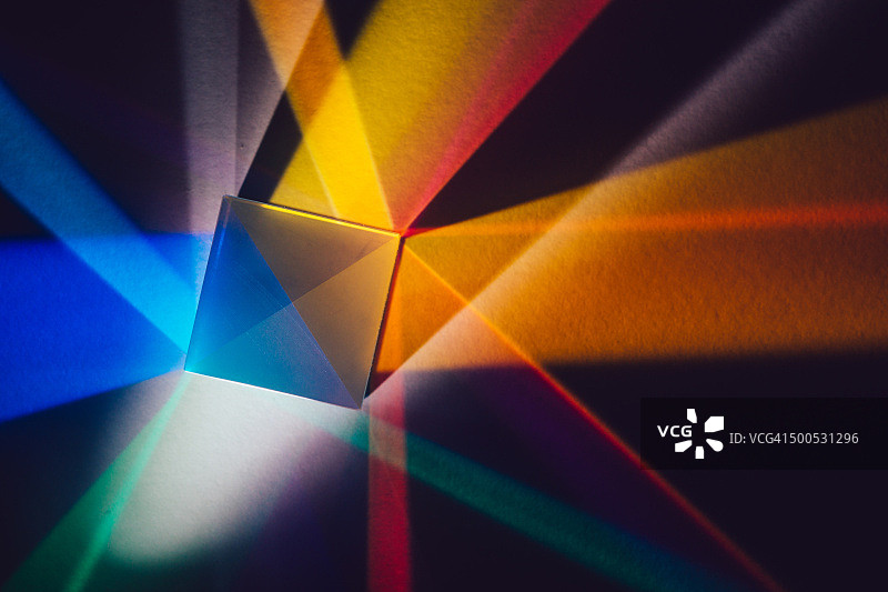 光束通过棱镜折射成光谱图片素材