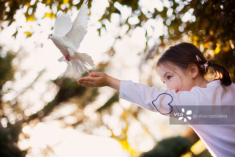 女孩放飞鸽子图片素材