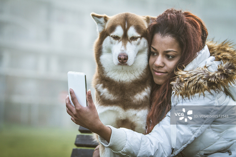 年轻女人和她的狗自拍图片素材