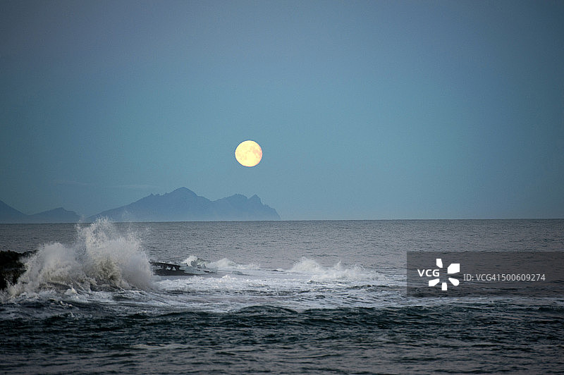 冰岛南部杰古沙龙冰河湖上的月亮图片素材