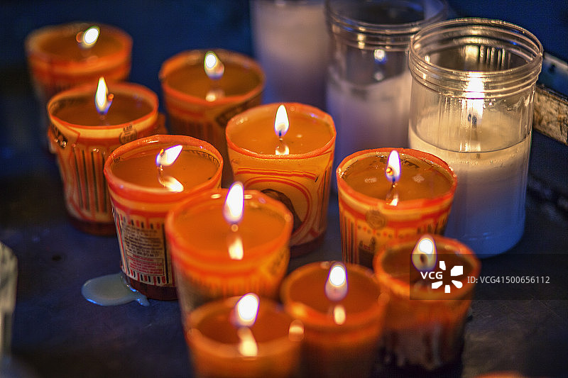 还愿蜡烛（点燃的蜡烛）图片素材