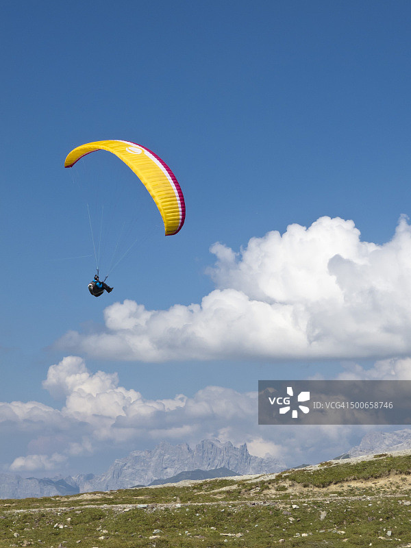 蓝天白云下的滑翔伞图片素材