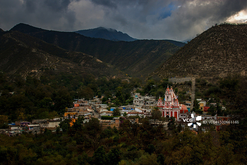 墨西哥锡丘日落时分穿透云层的阳光图片素材