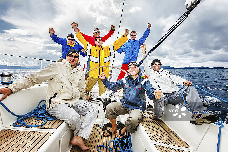 在帆船上快乐航行的船员图片素材