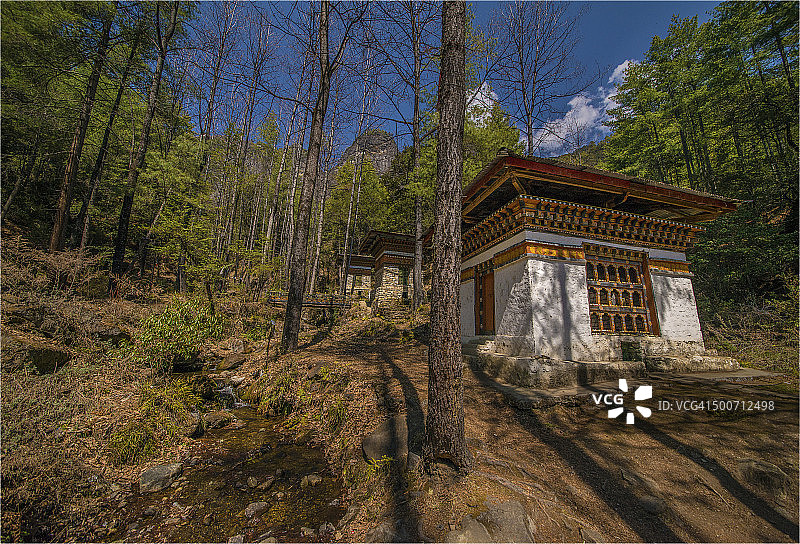 不丹东部帕罗附近山区中的佛教祈祷屋图片素材