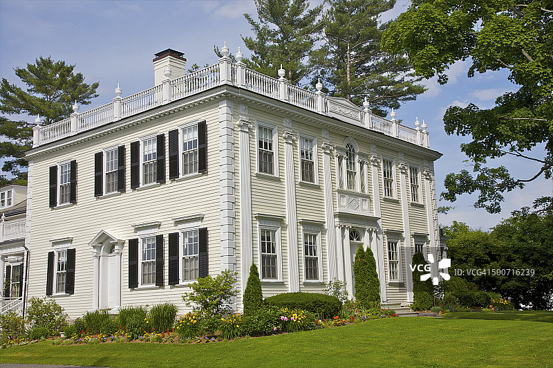 新英格兰传统白色木板房屋图片素材