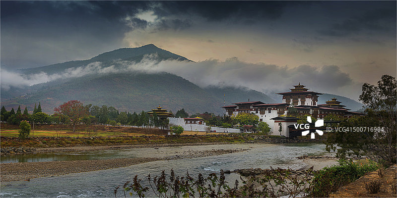 不丹中东部普纳卡宗景观图片素材