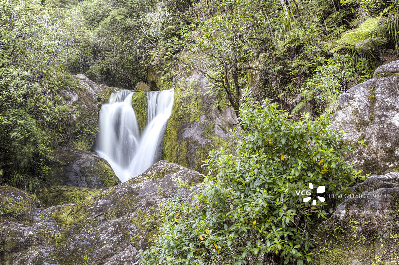 亚伯塔斯曼国家公园的巴克湾瀑布图片素材