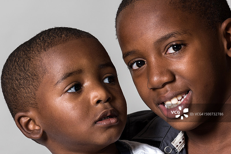 儿童与小弟弟摆姿势图片素材