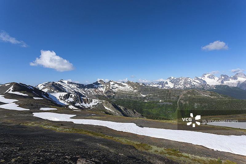 在法国人山附近的银盆地徒步旅行图片素材