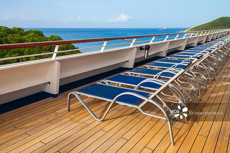 游轮上的空沙滩椅图片素材