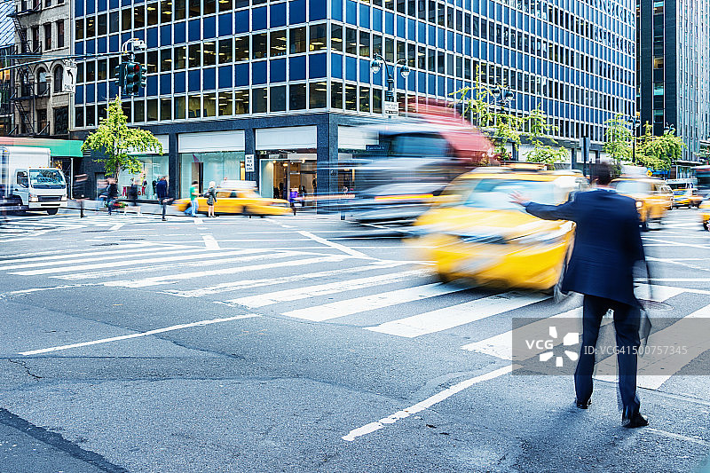 在曼哈顿打车的商人图片素材