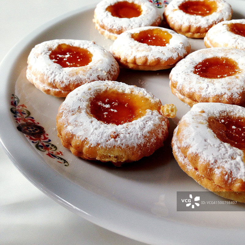 盘子里的意大利橘子酱蛋糕图片素材