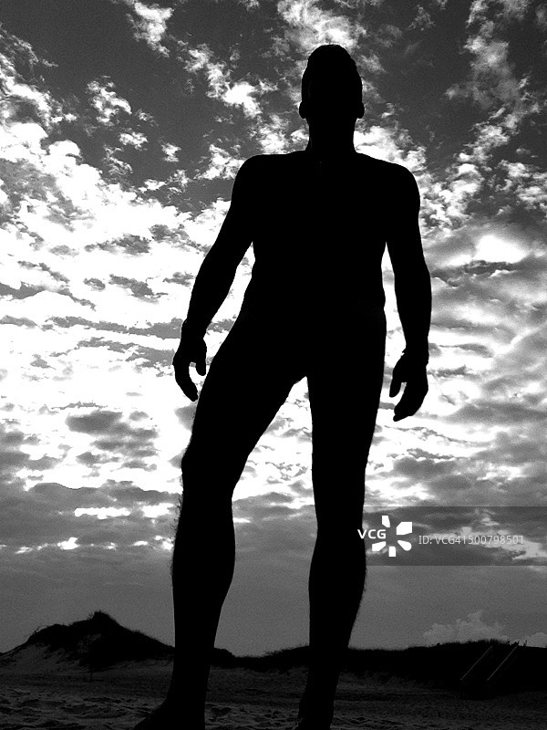 海滩上男子的剪影图片素材