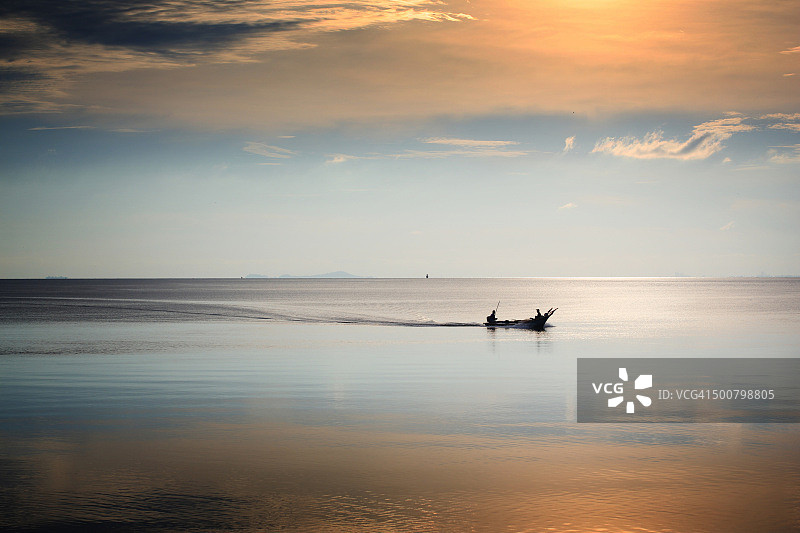 马来西亚柔佛麻坡丹绒玛士渔民在船上图片素材