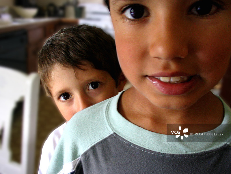 两个男孩看起来很可疑图片素材