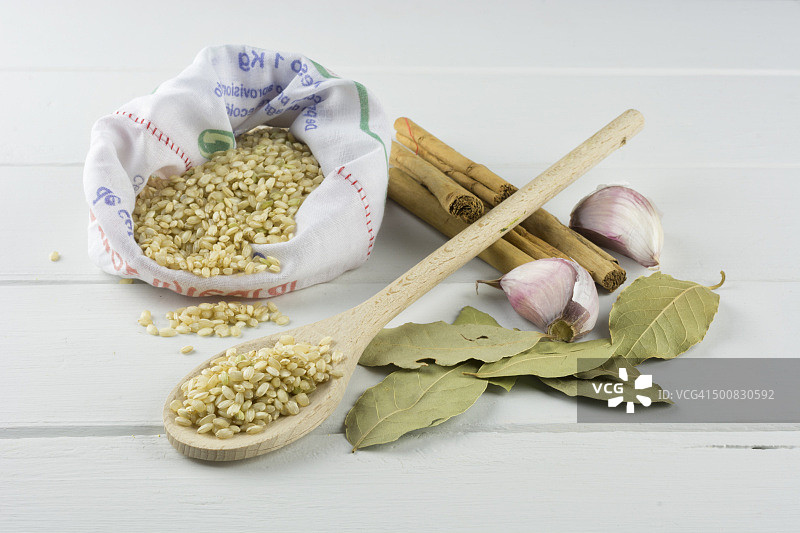 白米、肉桂、月桂叶和大蒜图片素材