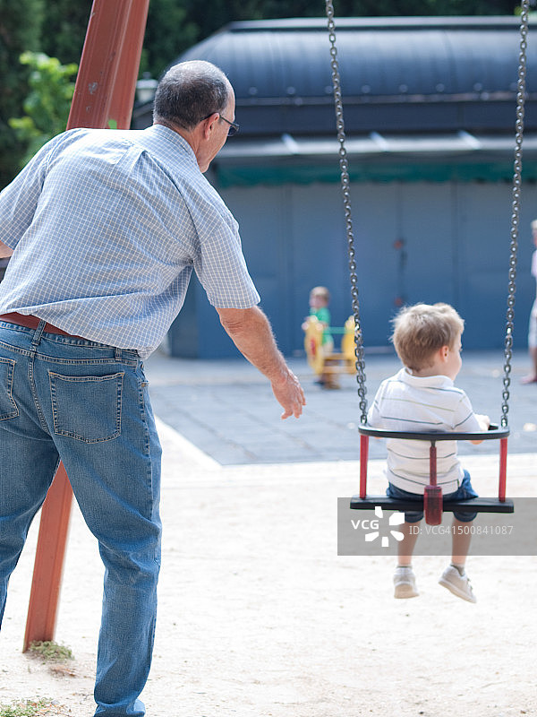 祖父和孙子荡秋千图片素材