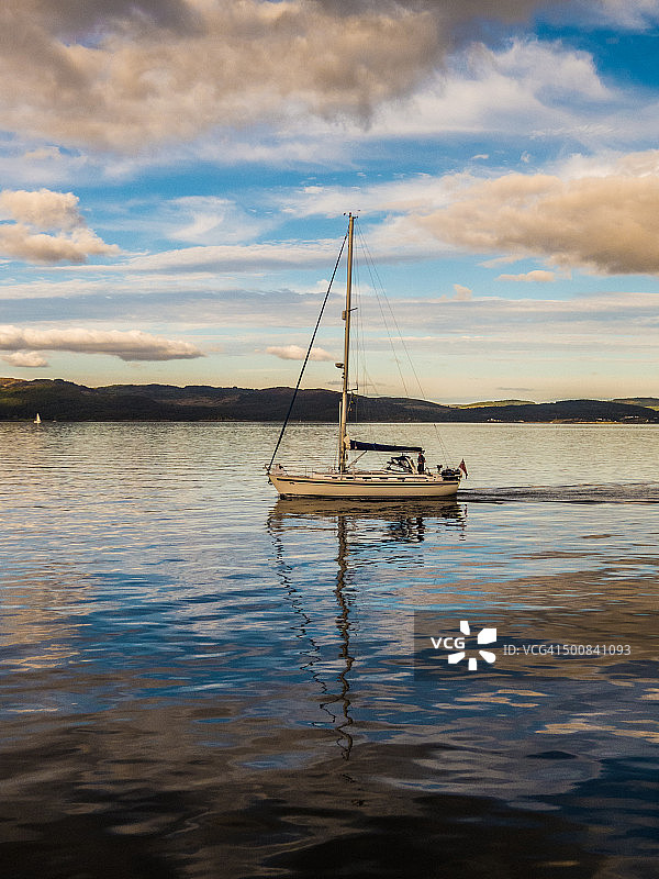 游艇倒影图片素材