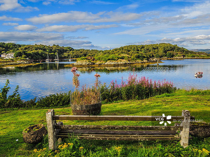 可欣赏苏格兰金泰尔塔伯特港景色的长椅图片素材