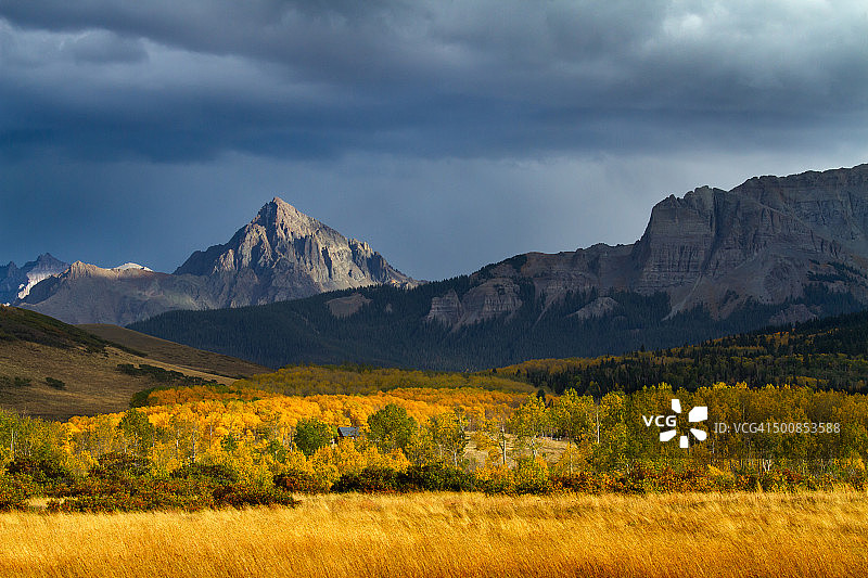 秋日阳光下的斯内夫图片素材