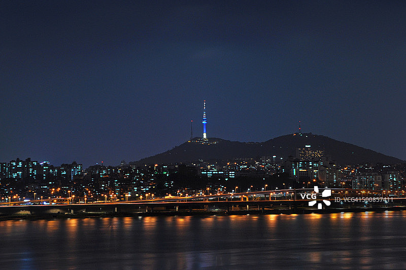 夜晚的首尔南山塔和汉江图片素材