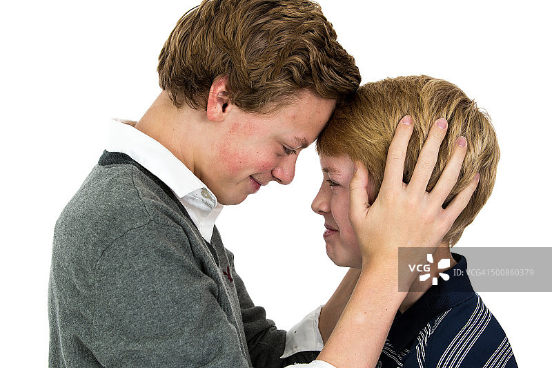 紧紧拥抱兄弟图片素材