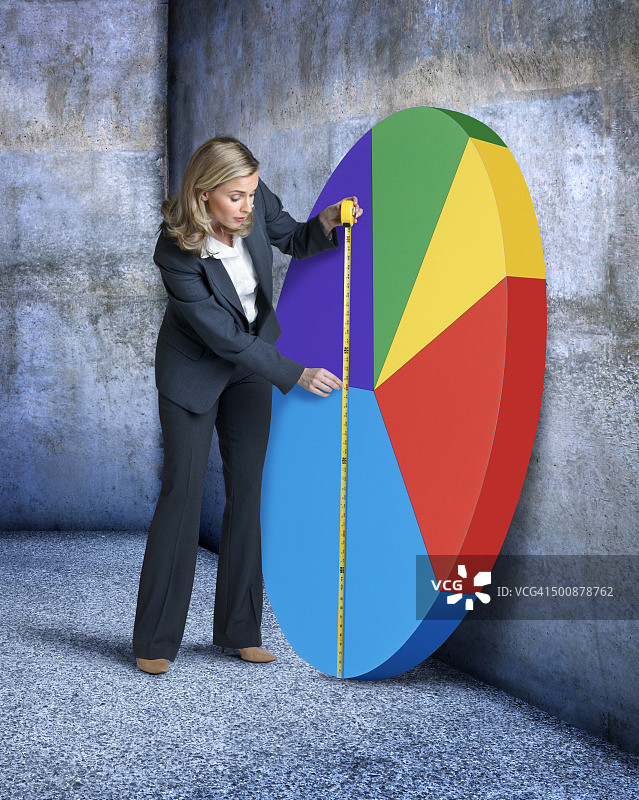 测量馅饼份额的商务女人图片素材