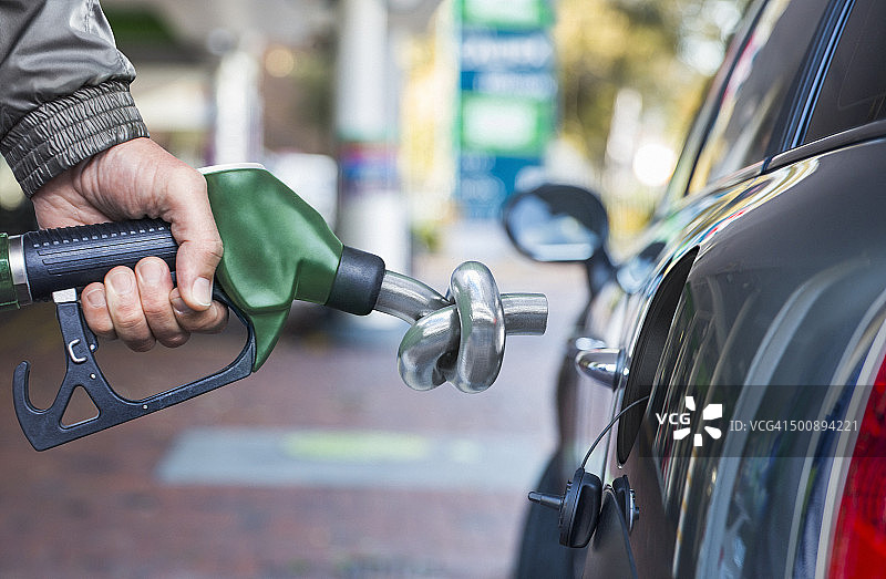 手握打结的汽油喷嘴图片素材