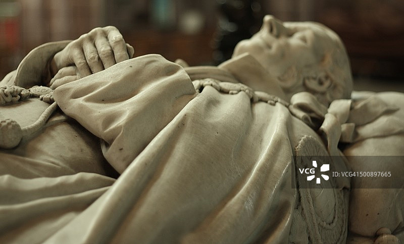 沉睡的人物雕像，墓葬装饰图片素材