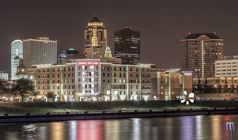 夜幕下的得梅因市天际线图片素材