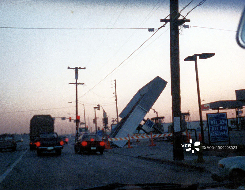 1989年地震后倒塌的加油站顶棚图片素材