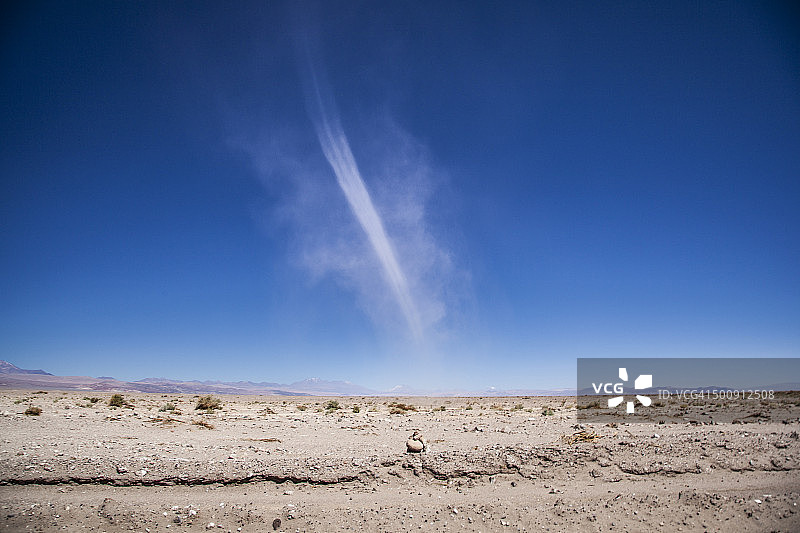 阿塔卡马沙漠的尘土旋风图片素材