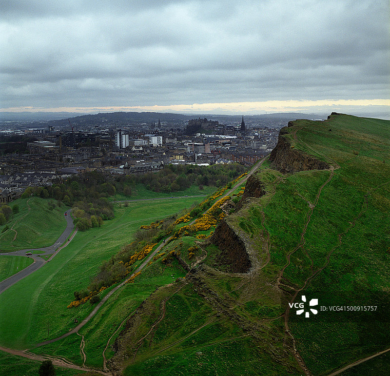从亚瑟王座山顶俯瞰爱丁堡图片素材