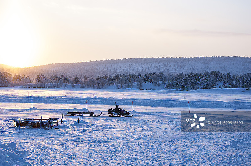 托尔讷河冰面上的雪地摩托图片素材