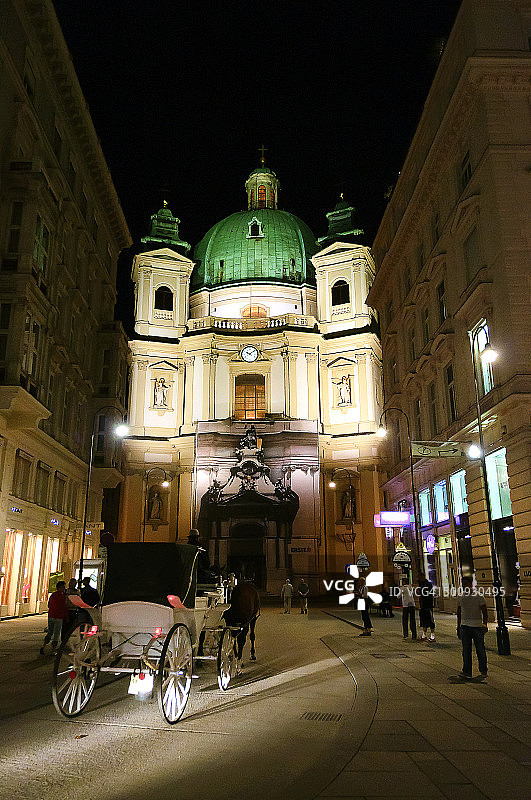 维也纳夜晚的马车和圣彼得教堂图片素材