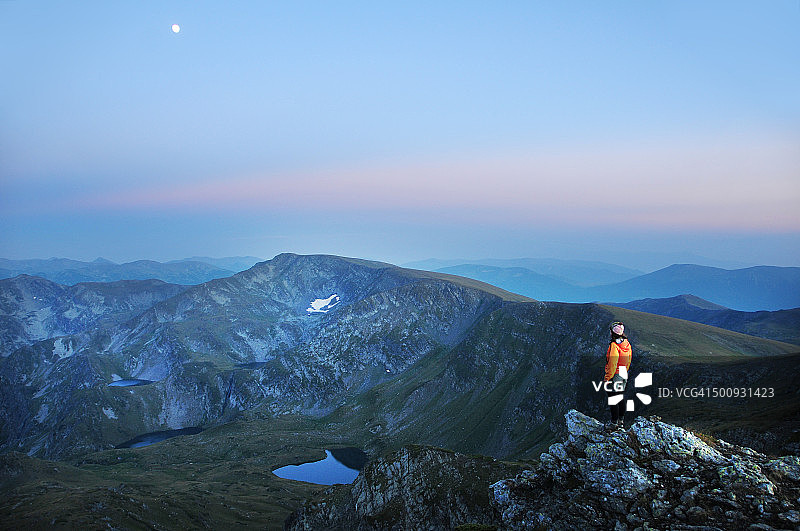 在里拉山上看满月的女人图片素材
