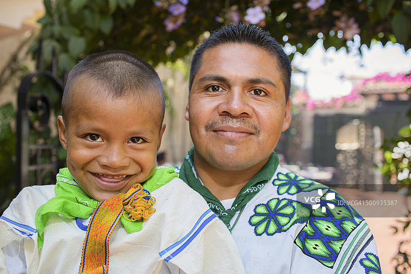 身着传统服装的维萨里塔里男孩和父亲图片素材