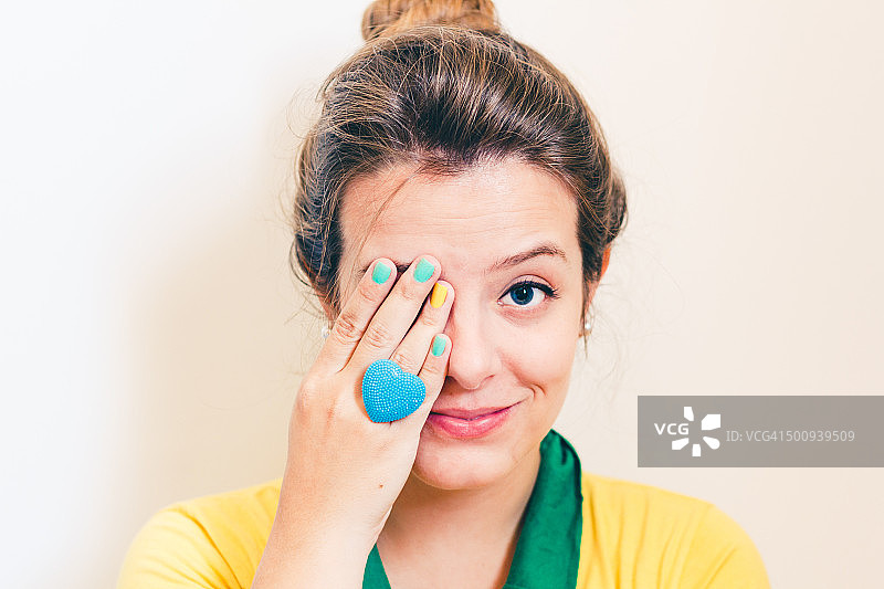 女孩身穿巴西颜色的衣服图片素材