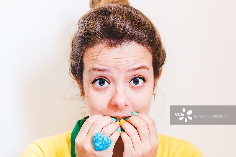 为巴西队欢呼的焦虑女孩图片素材