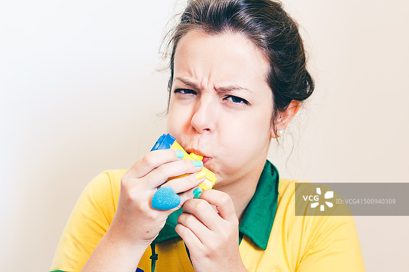 吹号角的巴西女孩图片素材