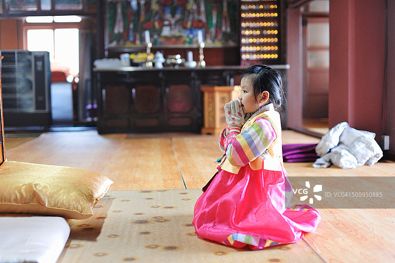 女孩在宝塔里祈祷图片素材